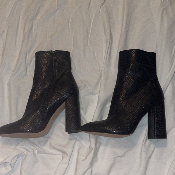 Black Alligator Heeled Boots | Size 7 - Picture 2 of 2